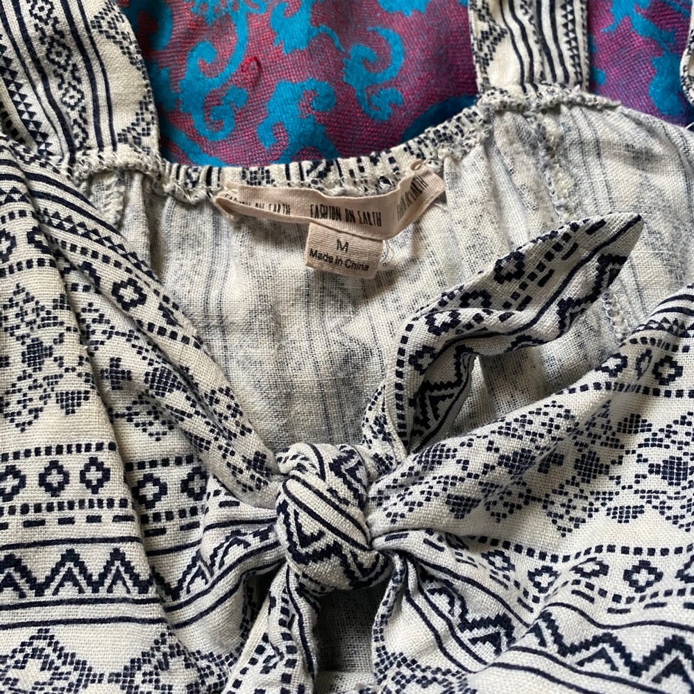 Stylish patterned romper with pockets